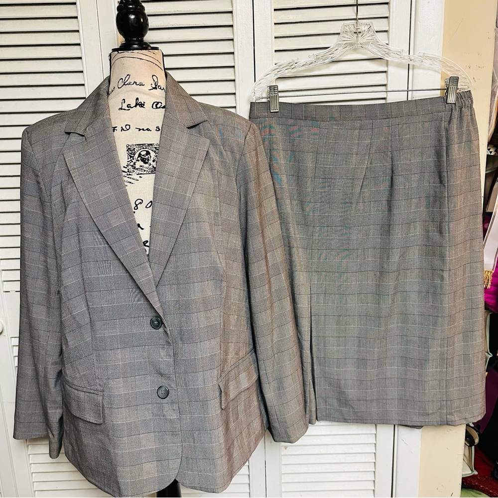 Lily Lee Plus size skirt suit